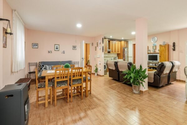Imagen de un piso en venta con un gran espacio de salón-comedor y cocina integrada