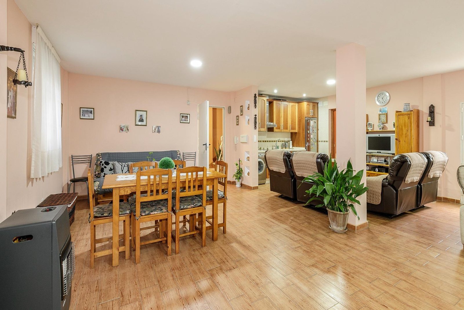 Imagen de un piso en venta con un gran espacio de salón-comedor y cocina integrada